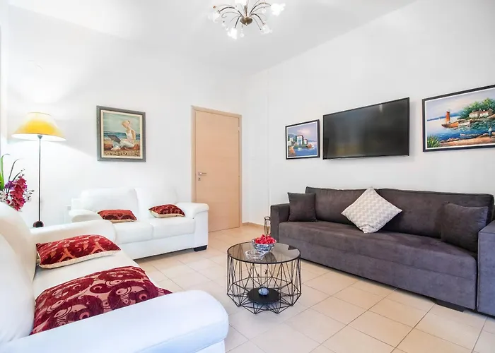 Local Apt Near City Lights 1